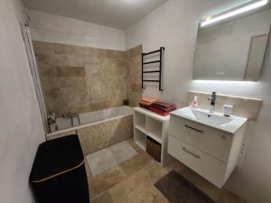 Koupelna v ubytování Le Pradet Cosy Beach Apartment, proximité plage à pied + 13 fotografií