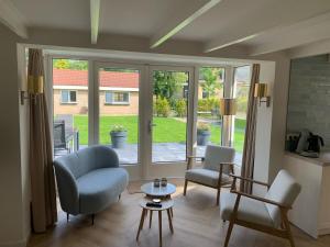 a living room with two chairs and a window at Pirolie in Hollum