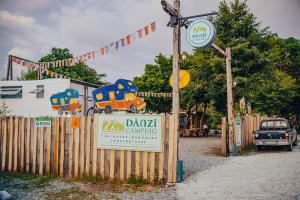 un panneau sur une clôture en bois avec un panneau sur celle-ci dans l'établissement Danzi camping tiny house, à Rize
