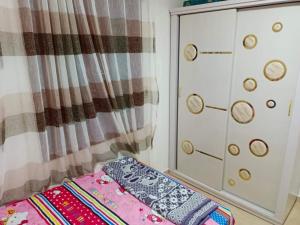 マルサ・マトルーフにあるشقه مصيفيه امام البحيرهの子供用ベッドルーム(鏡、ベビーベッド付)