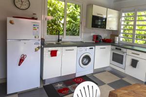 Kuchyň nebo kuchyňský kout v ubytování Charmant bungalow à Baie-Mahault avec piscine privée