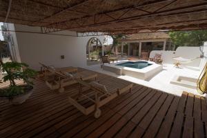 Bazén v ubytování La Teranga Apartament Parrot nebo v jeho okolí