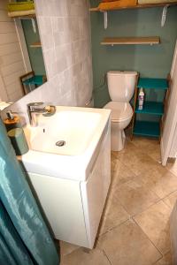 Koupelna v ubytování Charmant bungalow à Baie-Mahault avec piscine privée