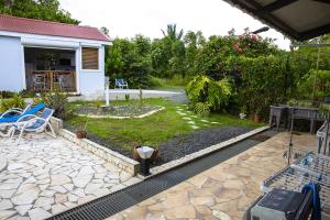 Zahrada ubytování Charmant bungalow à Baie-Mahault avec piscine privée