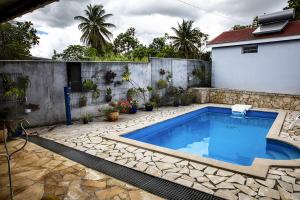 Bazén v ubytování Charmant bungalow à Baie-Mahault avec piscine privée nebo v jeho okolí