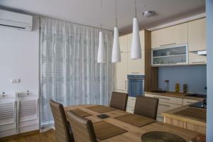 a kitchen and dining room with a table and chairs at Lakeside Jarun Apartment in Zagreb