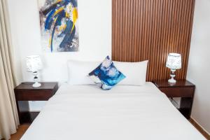 Hotel H4房間的床