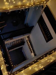 ein Bild des Eiffelturms mit Lichtern in der Unterkunft SB LODGE TAGUIG in Manila