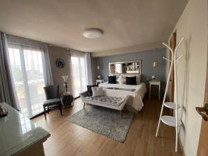 ein Schlafzimmer mit einem Bett und einem Stuhl in der Unterkunft Casa Neek in San Cristóbal de las Casas