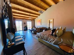 ein Schlafzimmer mit Bett und ein Wohnzimmer in der Unterkunft Casa Neek in San Cristóbal de las Casas