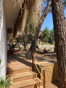 eine Holztreppe mit zwei Bäumen und einem Zaun in der Unterkunft Z-Villas Beach Hotel in Marmaris