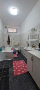 Un baño con bañera, lavabo e inodoro. en Guest House Makos, en Gjirokastra 30 fotos más