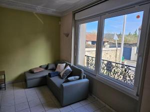 Χώρος καθιστικού στο Charming 3-Bedroom House, Perfect for Family Getaways or Extended Professional Stays