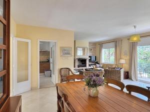 een keuken en een woonkamer met een houten tafel bij Villa Rosamar - Canyet de Mar in Cañet de Mar