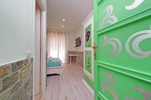 een kamer met een groene deur en een slaapkamer bij Lucky Domus Appio in Rome