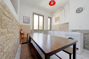 een keuken met een houten tafel in een kamer bij Lucky Domus Appio in Rome