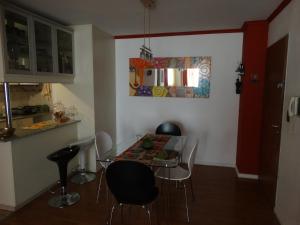 comedor con mesa de cristal y sillas en Apartamento Baykus en Córdoba
