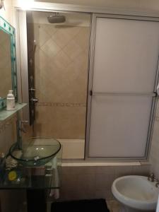 y baño con ducha, lavabo y aseo. en Apartamento Baykus en Córdoba