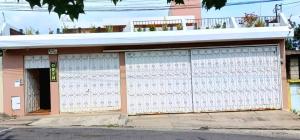 un edificio con una puerta blanca en una calle en Hotel Don Felipe Aeropuerto, en Guatemala