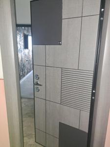 una puerta en una habitación con una pared de azulejos en Safta Apartament 3, en Cîmpulung