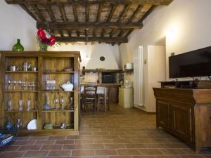 um quarto amplo com uma cozinha e uma sala de estar em Graceful Holiday Home in Acqualagna with Swimming Pool em Acqualagna