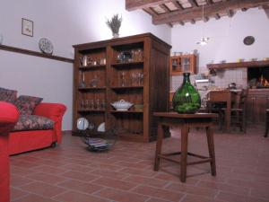 ein Wohnzimmer mit einem Sofa und einem Tisch mit einer Vase darauf in der Unterkunft Graceful Holiday Home in Acqualagna with Swimming Pool in Acqualagna