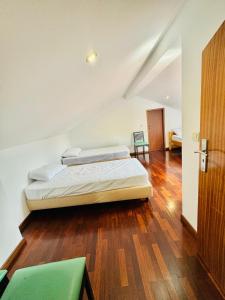 維亞納堡的住宿－Altamira Studio，一间卧室配有一张床,铺有木地板