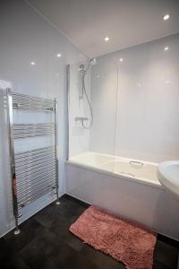 ein Badezimmer mit Dusche, Badewanne und Waschbecken in der Unterkunft OG Stays III- 6bedroom house- sleeps 9persons, Near Nissan & Stadium of Light, free parking in Pallion