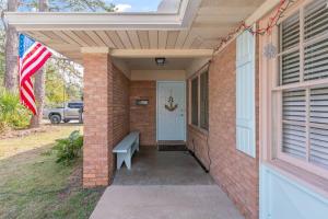 杰基尔岛Turtle Tracks B的一个带长凳和美洲国旗的门廊