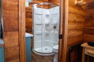 Et badeværelse på Riley's Retreat Cabin