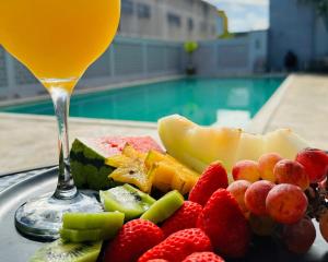 talerz owoców obok szklanki soku w obiekcie Porty Brasil Hotel w mieście Paranaguá