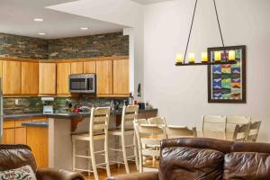 a living room with a kitchen with a table and chairs at Mt Hood Golf and Ski Retreat in Mount Hood Village