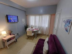 een woonkamer met een bank en een tafel bij DESCANSO IDEAL III Casino, playa y shopping in Mar del Plata