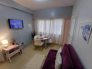 a living room with a couch and a table at DESCANSO IDEAL III Casino, playa y shopping in Mar del Plata