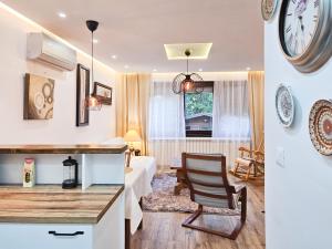 萨拉热窝Ludwigs Apartment Sarajevo的房间里有一张床，墙上挂着一个钟