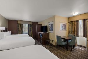 Best Western Cottage Grove Inn في كوتج غروف: غرفة فندق بها سريران ومكتب +19 صورة