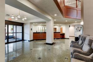Drury Inn & Suites Birmingham Lakeshore Drive tesisinde lobi veya resepsiyon alanı