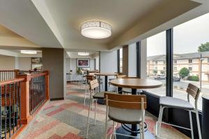 伯明翰的住宿－Drury Inn & Suites Birmingham Lakeshore Drive，餐厅设有桌椅和窗户。