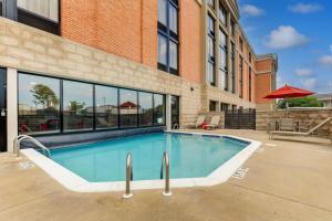 una piscina frente a un edificio en Drury Inn & Suites Birmingham Lakeshore Drive en Birmingham