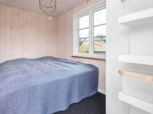 1 dormitorio con cama y ventana en Holiday home Bjert XXIV, en Binderup Strand