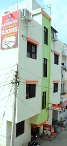 un edificio con un cartel en el costado en Hotel Sai Darshan, en Shirdi