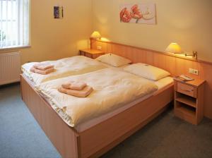 Postel nebo postele na pokoji v ubytování Pension Jeschkenblick + 37 fotografií