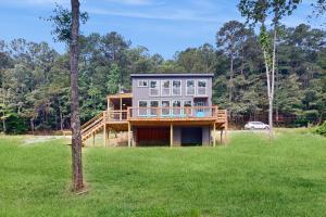 a house is being built in the middle of a field at Lakeview Oasis in Centre