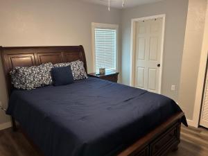 En eller flere senge i et værelse på Ducktown Cottage-Ducktown TN