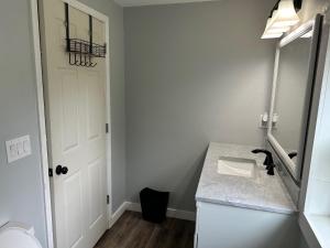 Et badeværelse på Ducktown Cottage-Ducktown TN + 17 billeder