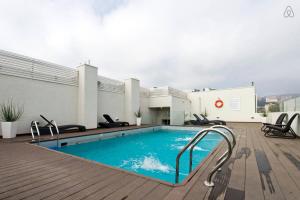 a swimming pool on the roof of a building at Apartamento Vianamar in Viña del Mar
