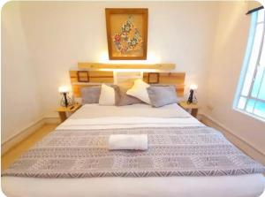 En eller flere senge i et værelse på CONDESA Host 3 + 4 billeder