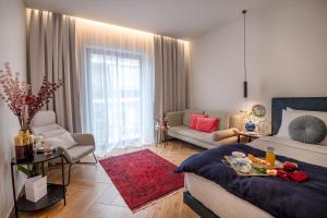 una camera con letto e un soggiorno di IRA - ΗΡΑ Hotel a Kalamáta