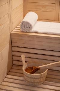 - une baignoire profonde avec un bol en bois et une serviette dans l'établissement IRA - ΗΡΑ Hotel, à Kalamata