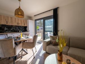 een keuken en een woonkamer met een tafel en een bank bij Limoncello Spritz in Zutendaal